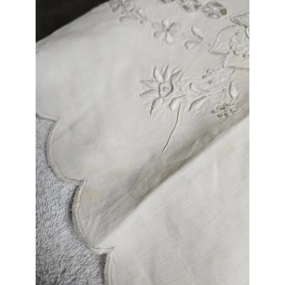 2 Round Antique Table Clothes‎